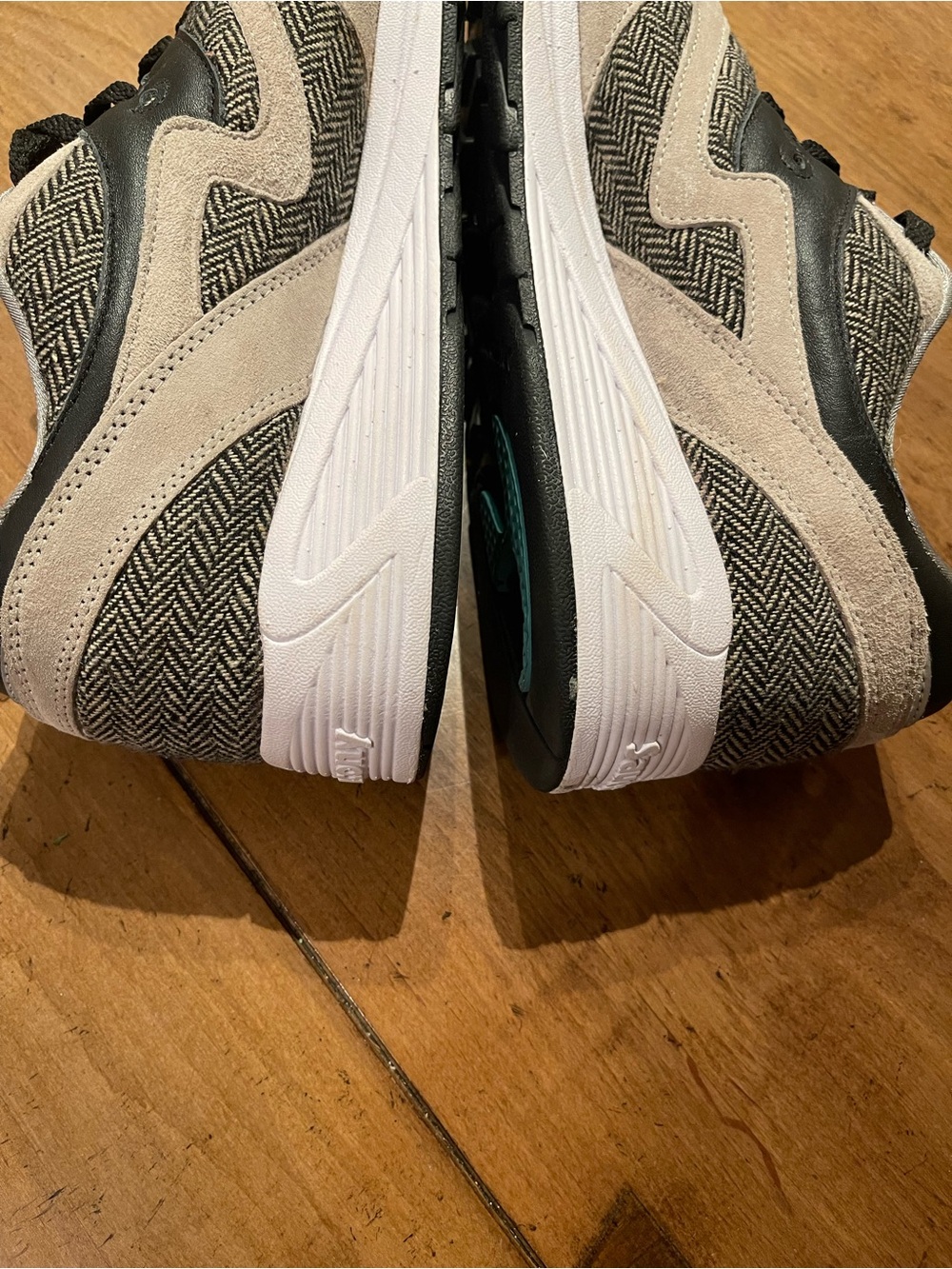 Saucony Men’s GRID 8000 Herringbone Black and Gray Sneakers - Picture 6 of 9